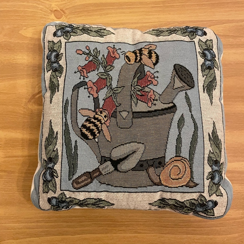 Vintage needlepoint bees and flowers throw pillow w/ blueberry boarder 13”x13”